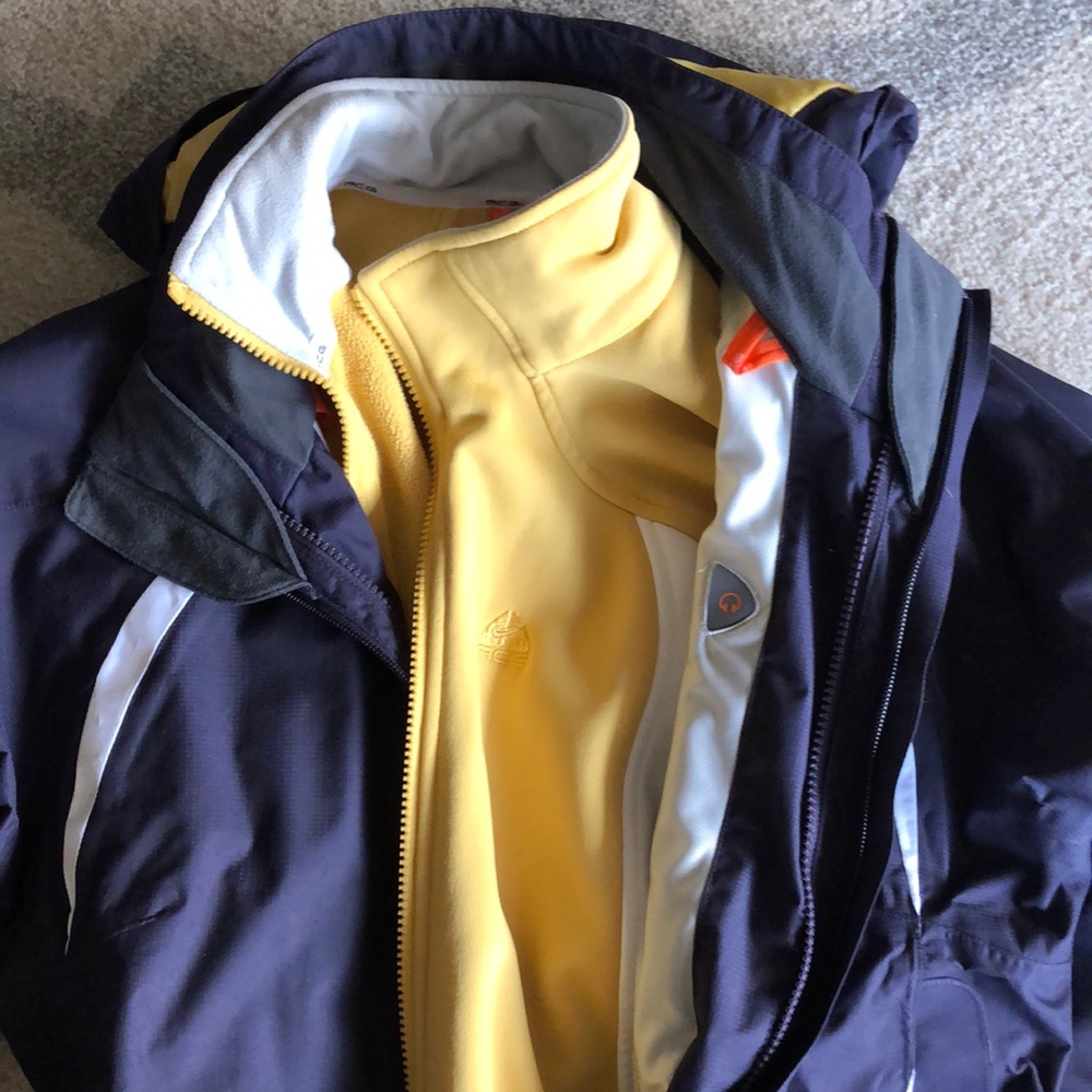 NikeFITS Storm jacket with soft shell insert. Size S. Color: Eggplant and gold